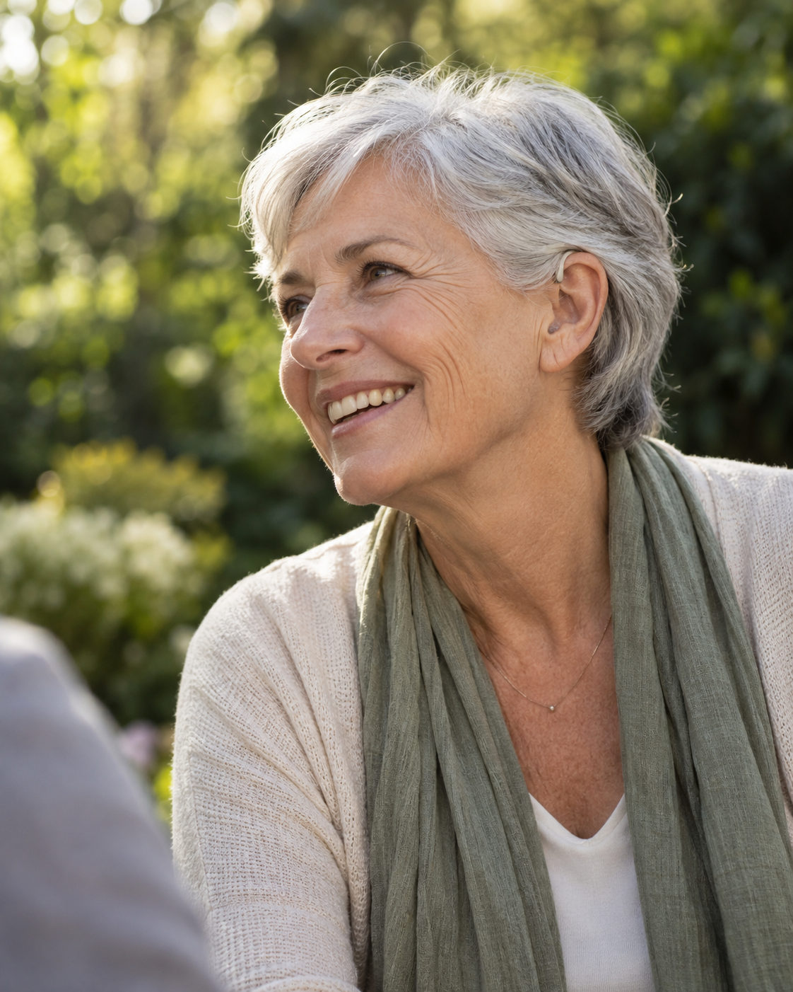 Une femme souriante profite d’un moment en plein air.